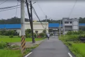 影/苗栗清晨轟隆巨響！拖板車載怪手「3根水泥電桿被拉斷」　住戶：以為又地震