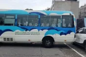 這下慘了！公車司機急下車上廁所「忘做這件事」撞凹休旅車
