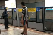 北捷怪男持打火機猛點火！疑精神狀況不佳　捷警強制陪同出站
