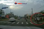 影/6國中生呆站斑馬線任車呼嘯！他成全場唯一禮讓　送13單「檢舉率100%」