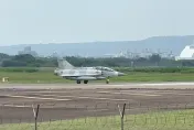 影/解放軍圍台軍演瀕臨開戰？空軍幻象戰機「掛彈升空」　新竹基地直擊畫面曝