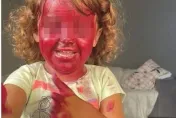 3歲童玩媽媽口紅釀災「狂清10小時」！幕後兇手竟是拔拔　500萬網友狂敲碗