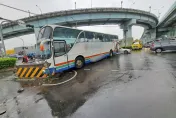 快訊/疑身體不適！五股遊覽車自撞分隔島、電桿　車頭全毀