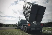 直擊／國軍飛彈車部署影片曝　軍事迷目睹雄二、雄三進駐墾丁
