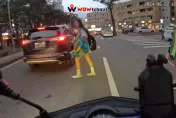 有斑馬線不走！女學生車陣中任意穿越　害機車相撞還冷眼離去