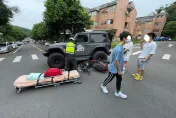 快訊/苗栗驚悚車禍！機車卡吉普車巨輪下　女騎士右膝、下嘴唇撕裂傷送醫