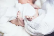 太離譜！剖腹產女嬰竟被劃傷額頭　醫師不認疏失辯稱是「被紙割到」