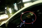 快訊/假裝配合再衝撞逃逸！高雄2警遭撞傷「1人骨裂」