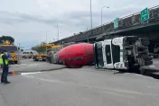 影/詭！高雄水泥車直行「突屁股一扭翻覆」　駕駛幸僅輕傷
