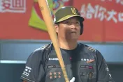 影/高國慶引退賽第2打席敲高飛犧牲打！創中職最年長出賽紀錄