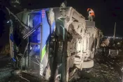 影/天色昏暗釀禍？祕魯載貨列車撞翻巴士　初判共致「4死30多傷」