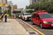 快訊/2勇消遺體車隊經過金山分隊　消防車齊鳴笛同仁列隊敬禮致意