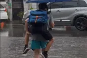 影/水淹過腳踝！苗栗慈父「揹兒打傘」上學畫面曝　家長無奈：下雨都這樣