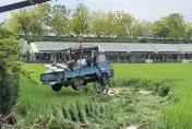 影/驚悚畫面曝！雲林小貨車失控鏟路樹還直接「耕田」 　駕駛乘客重傷