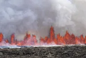 影/冰島進入緊急狀態！火山爆發「熔岩噴16層樓高」知名溫泉疏散遊客