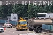 快訊／國3北向竹山段大貨車離奇衝分隔島卡住　三線散落物掉滿地