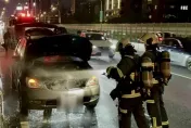 快訊/北市建國高架火燒車　電瓶故障引擎起火幸無人傷
