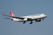 土耳其航空遇亂流飛機急速下降　菜鳥空姐慘重摔「脊椎骨折」