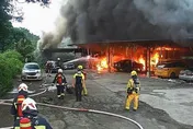 基隆汽修場遭火舌吞噬！廠房付之一炬、4車全毀剩骨架
