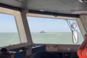 首見解放軍陸軍補給船「具登陸艇結構」闖金門限制水域！海巡驅離40分鐘影片曝