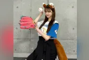 影/不能輸給林志玲！27歲美模「露出狐狸尾巴」開球　嗨翻日本火腿主場