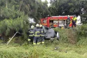 快訊/金門16歲少年自撞電桿「車體變形翻邊坡」　命危送醫