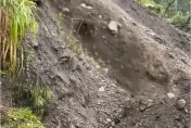 影/大雨轟南投！力行產業道路37.7K「土石崩落如瀑布」　雙向道路中斷