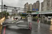大貨車猛撞新北環快限高架！門架橫倒路中　警到場疏導交通