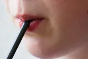 螞蟻人有「糖癮」小心！一杯全糖飲料=每日糖份超標2倍　醫：暴增腎衰竭風險