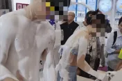 為業績拚了！男女業務當眾「脫衣洗澡」推銷衛浴　圍觀消費者看傻