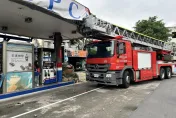 快訊/未留意限高！中壢雲梯車鏟入加油站「屋頂」　畫面曝光