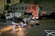 彰化花壇轎車深夜衝住宅「烏龜翻」！　駕駛辯稱：精神恍惚