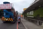 影/「移動神主牌」超車硬鑽水泥車縫隙！新北三重「三寶騎法」網超怒