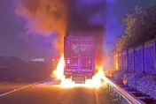 緊急「身首分離」避災！國1溪州段火燒貨櫃車　駕駛急停路肩開走車頭逃命