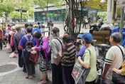 愛心被濫用！義工忍無可忍控：街友愛心餐被「專門戶」整袋提去賣