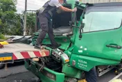 快訊/高雄追尾恐怖車禍！大貨車猛撞拖板車　車頭凹陷變形…駕駛受困