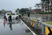 快訊/總統府前事故！男尿急忘拉手煞車　廂型車滑300米撞花台