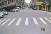 影/撞擊畫面曝光！高雄男攔車討債遭輾壓拖行30公尺　黑衣人圍聚引糾紛
