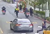 影/你跑不掉了！逾期居留越籍男見警棄車奔逃　4警街頭狂追壓制