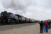 影/太驚悚！女子站鐵軌旁與行駛中蒸汽火車合照　下秒後腦勺遭重擊身亡