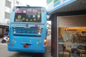 影/台中安親班遊覽車右轉小巷未注意！「扯掉」全家超商招牌　驚險瞬間曝