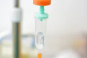 首批「10萬袋輸液」昨晚抵台！食藥署：第二批21.6萬袋預計本周六到貨
