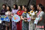 陸高考家長「花式送考」！穿旗袍祝「旗開得勝」　向日葵寓意「一舉奪魁」
