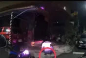 高雄毒犯無帽飛車甩警！沿途自摔不忘丟棄毒品　藏身衣櫃遭揪出