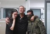 快訊/遭哈瑪斯綁架！以中混血女大生遭囚近1年奇蹟獲救　毫髮無傷緊擁父親