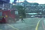 快訊/人肉擋車生死一瞬！基隆消防車「無拉手煞」衝出　撞電桿停住