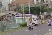 快訊/平交道等紅燈「火車來了」！鶯歌貨車「撞斷柵欄」賠慘了