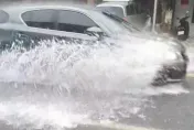 影/大雷雨灌南投縣！路面積水急移車　民眾無奈：又淹水了