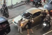 不爽超車被按喇叭！高雄悍女抄安全帽狂砸男騎士3分鐘　雙方互毆警察全逮