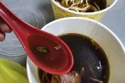 點牛肉麵「舀起完整蟑屍」　孕婦嚇到宮縮...外送員慘揹鍋